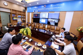 Tổ điều hành của Ban Chỉ đạo quốc gia phòng chống dịch bệnh tại Trung tâm quản lý, điều hành trực tuyến hỗ trợ chuyên môn, chẩn đoán, điều trị COVID-19 đang kết nối với Bệnh viện Nhiệt đới Trung ương. (Ảnh: Minh Quyết/TTXVN)
