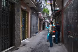 Hà Nội: Phong tỏa khu nhà B6 Trại Găng - quận Hai Bà Trưng. (Ảnh: Hoàng Hiếu/TTXVN)