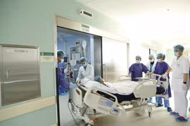 Kíp bác sỹ của Bệnh viện Trung ương Quân đội 108 tiến hành ghép gan cho cháu bé 13 tuổi. (Ảnh: PV/Vietnam+)