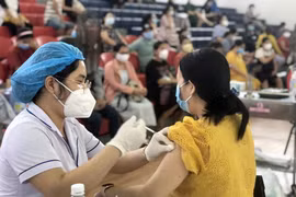 Tiêm vaccine phòng COVID-19 cho người dân. (Ảnh: Nguyên Linh/TTXVN)