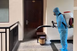 Cán bộ CDC Khánh Hòa tiến hành tiêu độc, khử trùng phòng, chống các dịch bệnh lây nhiễm qua người. (Ảnh: Phan Sáu/TTXVN)