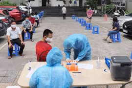 Nhân viên y tế làm công tác lấy mẫu. (Ảnh: TTXVN/Vietnam+)