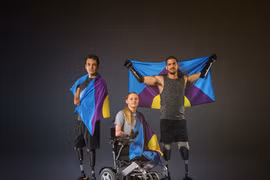 Các vận động viên khuyết tật Ellie Challis (Anh), Théo Curin (Pháp) và Davide Morana (Italy) phất lên Lá cờ đẩy lùi viêm màng não.(Ảnh: pV/Vietnam+)
