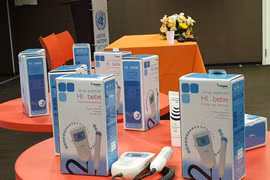 Những chiếc máy nghe tim thai nhỏ gọn do UNFPA cung cấp. (Ảnh: T.G/Vietnam+)