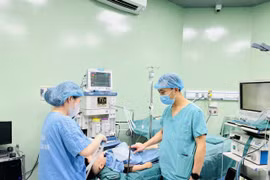 Các bác sĩ thực hiện ca phẫu thuật cho một bệnh nhi. (Ảnh: Bích Huệ/TTXVN)