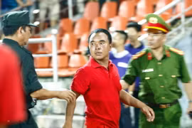 Một cổ động viên Hải Phòng nhảy vào sân định hành hung trọng tài nhưng các nhân viên an ninh đã kịp thời can thiệp. (Ảnh: Minh Chiến/Vietnam+)