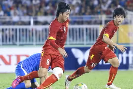 Tuấn Anh (áo đỏ, số 8) có thể lỡ cơ hội dự AFF Cup cùng Việt Nam. (Ảnh: Minh Chiến/Vietnam+)