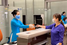 Hành khách làm thủ tục chuyến bay của hãng hàng không Vietnam Airlines. (Ảnh: CTV/Vietnam+)