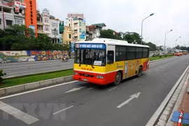Các tuyến xe buýt lưu thông qua cầu Thăng Long sẽ được phục hồi lộ trình và dịch vụ sau khi thông xe cầu Thăng Long. (Ảnh: Huy Hùng/TTXVN)