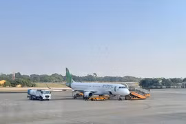 Hãng hàng không Bamboo Airways dự kiến sẽ khai thác các chuyến bay đến Cảng hàng không Cà Mau bằng tàu bay Embraer. (Ảnh: Kim Há/TTXVN)