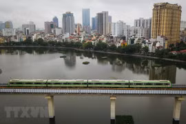 Nhiều người dân đã trải nghiệm tàu Cát Linh-Hà Đông và đánh giá rất tốt về loại hình vận tải công cộng hiện đại của Thủ đô. (Ảnh: Thành Đạt/TTXVN)