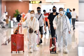 Hành khách đi tàu bay cần phải thực hiện nghiêm các quy định về phòng chống dịch COVID-19 trước, trong và sau chuyến đi. (Ảnh: CTV/Vietnam+)