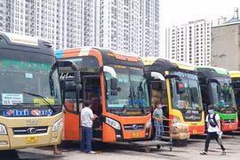 Các đơn vị vận tải xe khách chịu nhiều thiệt hại nặng nề khi xe "đắp chiếu" vì không có khách đi. (Ảnh: Việt Hùng/Vietnam+)