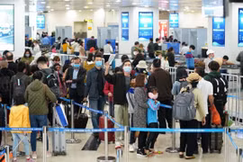 Hành khách làm thủ tục chuyến bay tại sân bay Nội Bài. (Ảnh: CTV/Vietnam+)