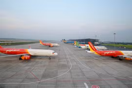 Máy bay của các hãng hàng không Việt Nam nằm sân tại Nội Bài do ảnh hưởng của dịch COVID-19.(Ảnh: CTV/Vietnam+)