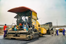 Hàng năm vốn bảo trì cần khoảng 25.000 tỷ đồng, nhưng ngân sách Trung ương cấp khoảng 10.000 tỷ đồng, mới đáp ứng 40% tổng nhu cầu quản lý, bảo trì Quốc lộ. (Ảnh: Minh Hiếu/Vietnam+)