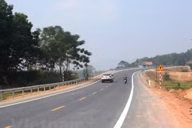Phương tiện lưu thông trên tuyến đường BOT Hòa Lạc-Hòa Bình. (Ảnh: Việt Hùng/Vietnam+)