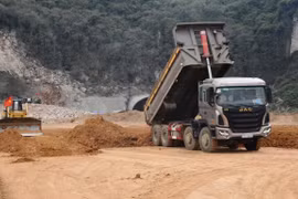 Nhà thầu thi công đoạn tuyến cao tốc Bắc-Nam phía Đông. (Ảnh: Việt Hùng/Vietnam+)