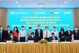 Đại diện lãnh đạo Vietnam Airlines và 3 ngân hàng thương mại ký kết hợp đồng tín dụng. (Ảnh: CTV/Vietnam+)