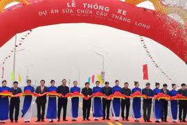 Phó Thủ tướng Chính phủ cùng lãnh đạo Bộ Giao thông Vận tải và thành phố Hà Nội cắt băng thông xe cầu Thăng Long. (Ảnh: Việt Hùng/Vietnam+)