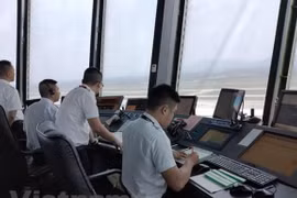 Nhân viên Kiểm soát viên không lưu tại Đài Kiểm soát không lưu Nội Bài điều hành các chuyến bay đi, đến. (Ảnh: Việt Hùng/Vietnam+)