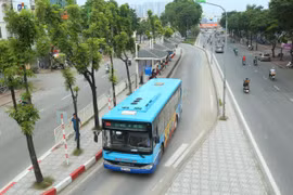 Xe buýt Hà Nội gặp nhiều khó khăn khi sụt giảm hành khách và doanh thu bán vé. (Ảnh: Huy Hùng/Vietnam+)