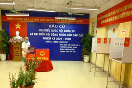 Tổ bầu cử tại phường Đồng Xuân, quận Hoàn Kiếm, Hà Nội kiểm tra, rà soát kỹ càng hòm phiếu trước khi cử tri đi bầu cử. (Ảnh: Xuân Quảng/Vietnam+)