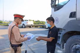 Một chốt kiểm soát dịch COVID-19 với tài xế trước khi được phép vào thành phố. (Ảnh: Minh Sơn/Vietnam+)