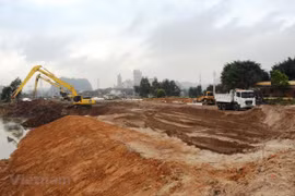 Nhà thầu đang tiến hành thi công nền đường một đoạn tuyến cao tốc Bắc-Nam. (Ảnh: Việt Hùng/Vietnam+)