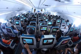 Hành khách trên chuyến bay của hãng hàng không Vietnam Airlines. (Ảnh: CTV/Vietnam+)