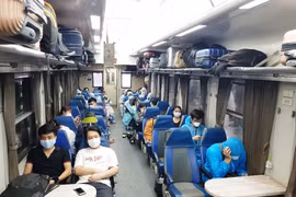 Từ 31/10, hành khách đi tàu hỏa chỉ cần khai báo y tế điện tử trên PC-COVID. (Ảnh: CTV/Vietnam+)