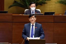 Bộ trưởng Bộ Y tế Nguyễn Thanh Long trả lời các câu hỏi chất vấn của đại biểu Quốc hội. (Ảnh: Phạm Kiên/TTXVN)