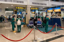 Đoàn y bác sỹ làm thủ tục tại sân bay Tân Sơn Nhất. (Ảnh: CTV/Vietnam+)