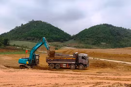 Một số dự án cao tốc Bắc-Nam đang thiếu hụt vật liệu đất đắp nền đường và nếu không tháo gỡ sẽ dẫn đến chậm tiến độ. (Ảnh: Việt Hùng/Vietnam+)