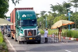 Xe vận tải hàng hóa sẽ được tạo mọi điều kiện thuận lợi nhất lưu thông, không để đứt gãy cung ứng hàng hóa. (Ảnh: TTXVN)