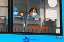 Xe buýt Hà Nội đưa các công dân F1 về các khu cách ly tập trung theo đúng quy định. (Ảnh: CTV/Vietnam+)