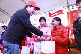 Đại diện lãnh đạo Vietjet tặng quà các gia đình có hoàn cảnh khó khăn tại Lào Cai. (Ảnh: CTV/Vietnam+)