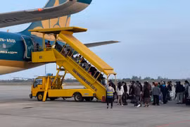 Vietnam Airlines tiếp tục thực hiện nghiêm các biện pháp phòng chống dịch để bảo vệ sức khỏe hành khách, người lao động. (Ảnh: CTV/Vietnam+)