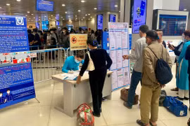Các hãng hàng không bố trí bàn hỗ trợ khai báo y tế ngay phía ngoài gần lối vào xếp hàng qua cửa kiểm soát an ninh hàng không. (Ảnh: CTV/Vietnam+)