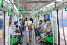 Những hành khách đầu tiên được trải nghiệm hệ thống đường sắt đô thị đầu tiên của Hà Nội. (Ảnh: Minh Sơn/Vietnam+)