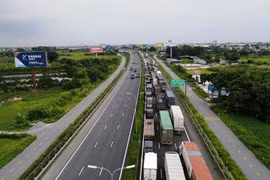 Phương tiện xếp hàng kéo dài để qua chốt kiểm soát dịch trên cao tốc Pháp Vân-Cầu Giẽ. (Ảnh: CTV/Vietnam+)