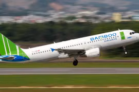 Dòng máy bay Embraer 195 của Bamboo Airways khai thác đường bay Hà Nội-Rạch Giá. (Ảnh: CTV/Vietnam+)