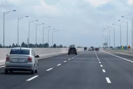Phương tiện lưu thông trên đoạn tuyến cao tốc được đưa vào khai thác. (Ảnh: Việt Hùng/Vietnam+)