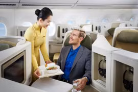 Du khách được phục vụ món phở trên chuyến bay của Vietnam Airlines. (Ảnh: CTV/Vietnam+)