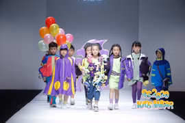 Dàn mẫu nhí Việt trình diễn bộ sưu tập sắc màu của thương hiệu thời trang ABAER. (Ảnh: Jundat/Vietnam+)