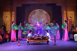 Một giá hầu đồng được tái hiện trên sân khấu của nhà hát chèo Nam Định. (Ảnh: Xuân Mai/Vietnam+)