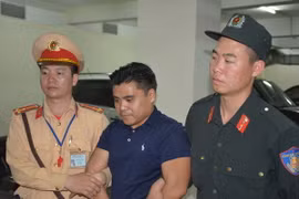 Đối tượng Phan Tha Vong bị lực lượng chức năng bắt giữ. (Ảnh: Trung Nguyên/TTXVN)