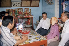 Thủ tướng Phan Văn Khải thăm và tặng quà Bà mẹ Việt Nam Anh hùng Phạm Thị Đầy ở xã Bình Thạnh, huyện Bình Sơn, Quảng Ngãi có 3 con là liệt sĩ, trong chuyến thăm và làm việc với tỉnh Quảng Ngãi, ngày 8/3/1998. (Ảnh minh họa: Thế Thuần/TTXVN)