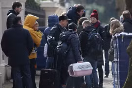 Các nhà ngoại giao Nga và gia đình rời Đại sứ quán Nga ở London, Anh ngày 20/3. (Nguồn:AFP/TTXVN)