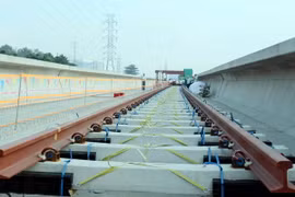 Hệ thống ray đầu tiên được lắp đặt trên tuyến Metro số 1 Bến Thành-Suối Tiên. (Ảnh: Mạnh Linh/TTXVN)